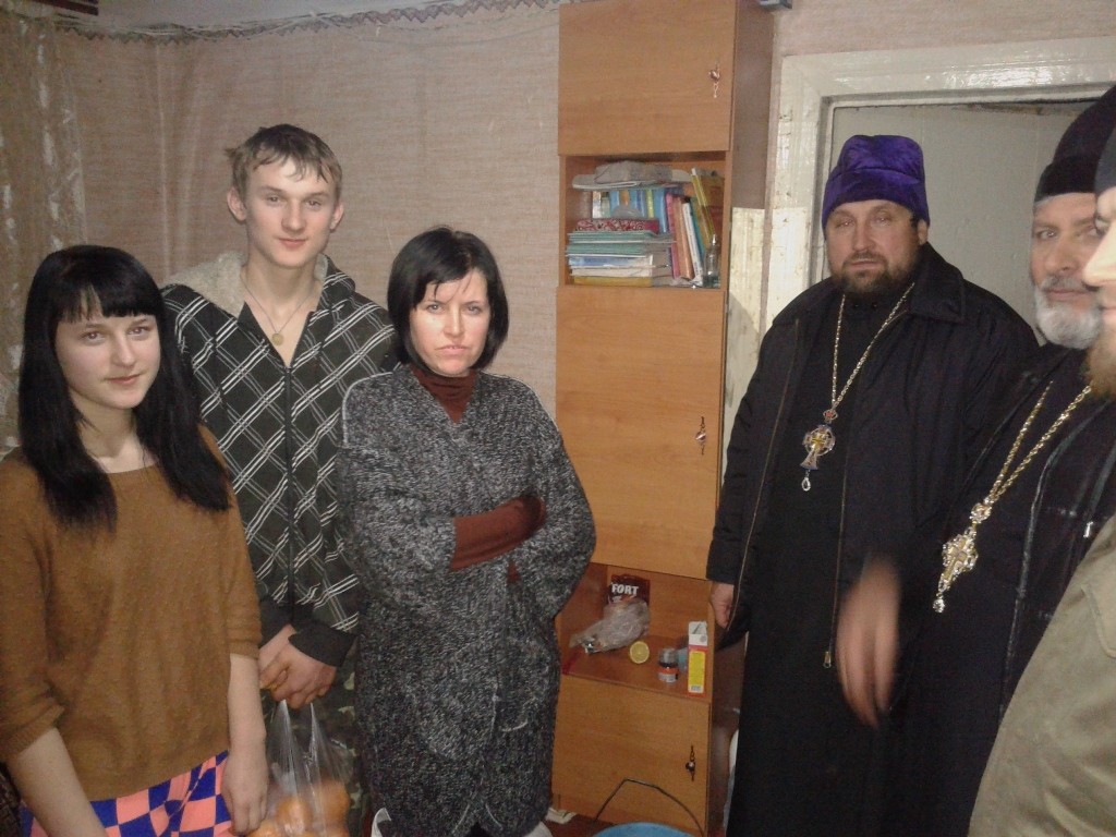 На свято Миколая священики відвідали багатодітну сім’ю сиріт в селі Михайлин